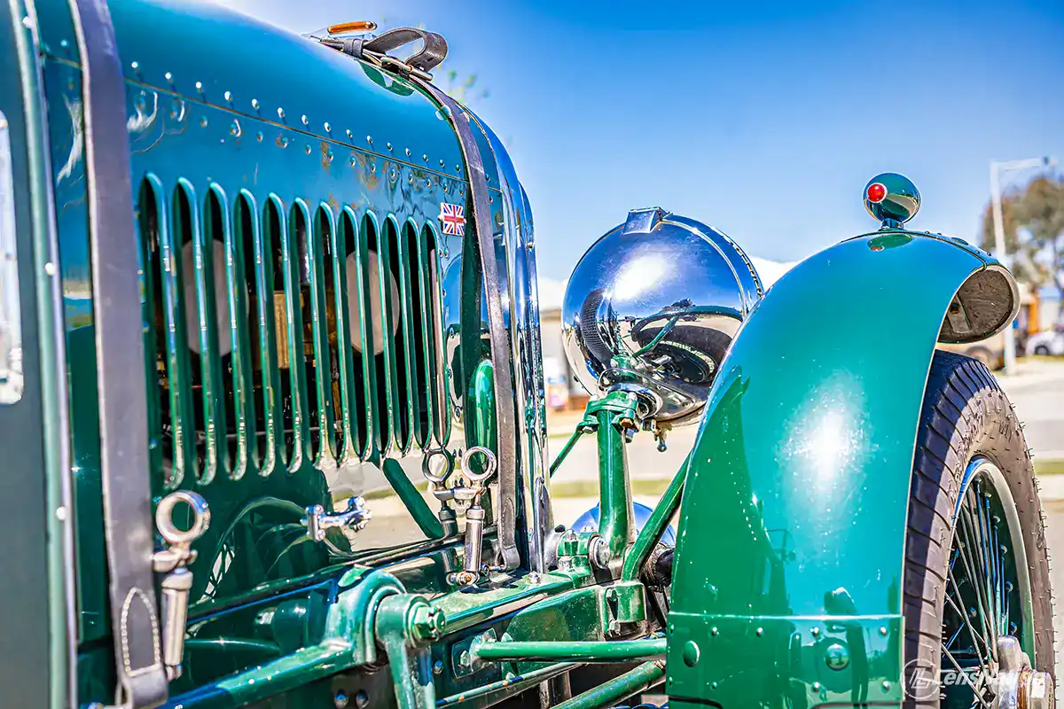 Artistic composition with reflective side benders